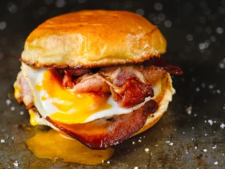 Cercles muraux Snack Petit-déjeuner sandwich petit-déjeuner aux œufs au bacon rustique
