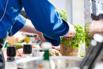 Koch in der Küche Kocht Leckeres Essen 
