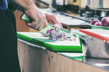 Koch in der Küche Kocht Leckeres Essen 