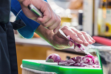Koch in der Küche Kocht Leckeres Essen 