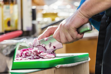 Koch in der Küche Kocht Leckeres Essen 