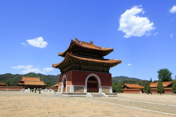 Obraz premium Chinese ancient architecture in the Eastern Royal Tombs of the Qing Dynasty, china