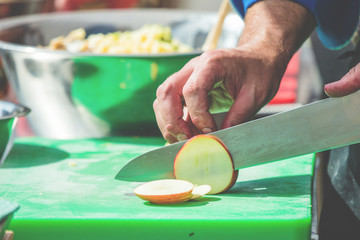 Koch in der Küche Kocht Leckeres Essen 