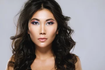 Poster Jonge aziatische vrouw met mooi krullend haar en make-up © blackday
