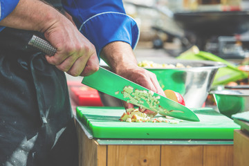 Koch in der Küche Kocht Leckeres Essen 