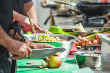 Chefkoch,Leckeres essen zubereiten und kosten 