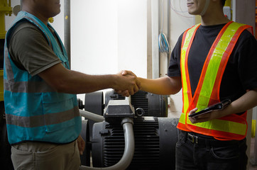 The senior engineers and technicians are Asian handshake. To collaborate for success