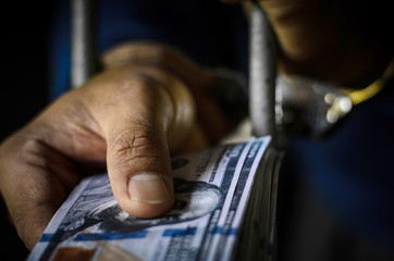 Male prisoner handcuffed to the dollar as evidence of the case