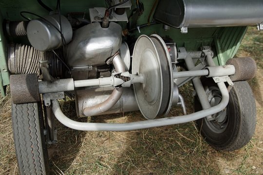 Franz&ouml;sischer Leichtwagen, Kraft&uuml;bertragung mittels Reiberollen auf die R&auml;der