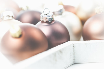 Fototapeta na wymiar Braune, goldene und helle Christbaumkugeln - eine schöne Dekoration zu Weihnachten. 