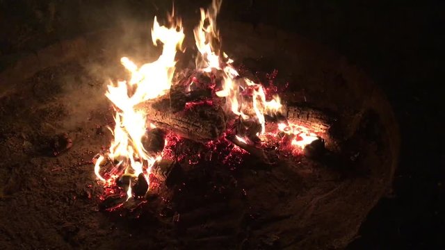 Lagerfeuer im Dunkeln