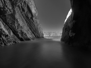 Cueva en una playa de Asturias. Barayo