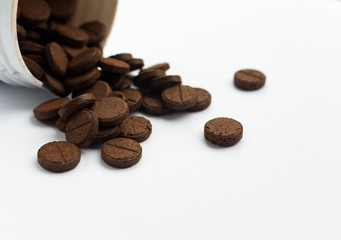 Naklejka premium Few brown detox pills on white background