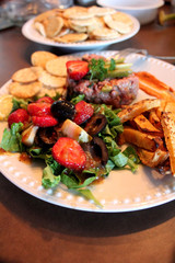 Tartare de boeuf et ses accompagnements