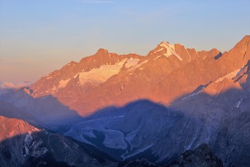 Fototapeta na wymiar Glacier du Miage et Aiguille de Tré-la-Tête