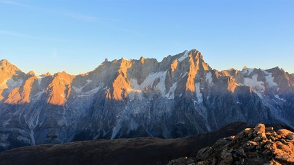 randonnée face aux Grandes Jorasses