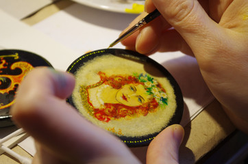 Роспись шкатулки маслянными красками