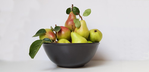 Peras en bol con fondo blanco