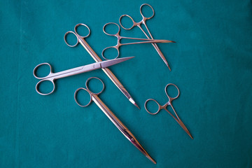 Ferri chirurgici in una sala operatoria
