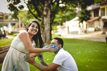 Mulher passando tinta no namorado