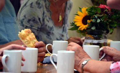 Kaffe und Kuchen auf Dorffest