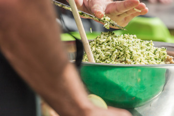 Koch in der Küche Kocht Leckeres Essen 