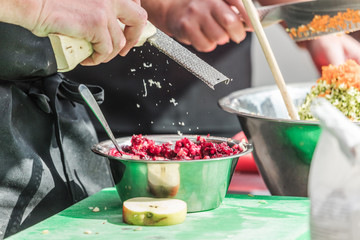 Koch in der Küche Kocht Leckeres Essen 