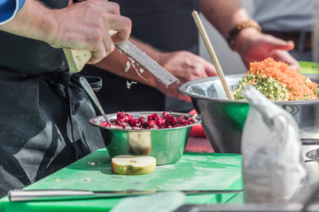 Koch in der Küche Kocht Leckeres Essen 