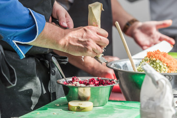 Koch in der Küche Kocht Leckeres Essen 