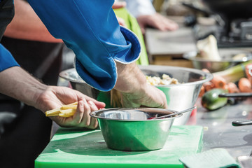 Koch in der Küche Kocht Leckeres Essen 