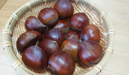 ざるに盛った ゆで栗