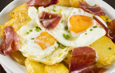 Huevos fritos con jamón y patatas