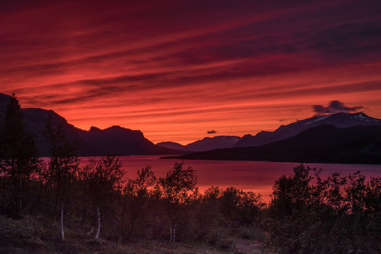 Abendrot, Sonnenuntergang in Saltoluokta, Lappland, Schweden