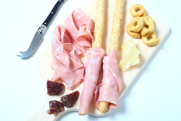 Tagliere di salumi mortadella, taralli e formaggio
