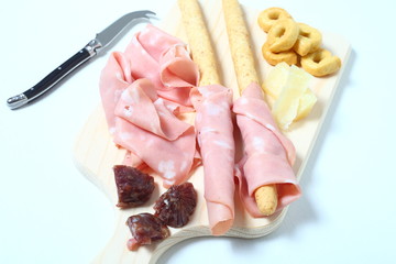 Tagliere di salumi mortadella, taralli e formaggio