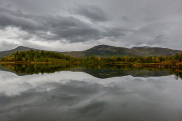 Obraz premium Spiegelbild einer typisch schwedischen Fjäll-Landschaft im See Tärnasjön, Lappland, Schweden