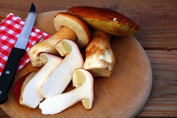 steinpilze aufgeschnitten   holzbrett