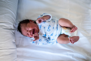 Bebé recién nacido en cama de hospital 