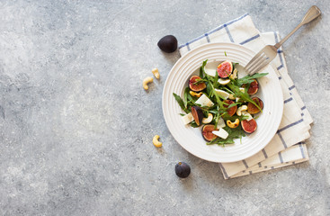 Rustic salad with figs, arugula , goat cheese and cashew