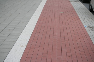 rotes Pflaster = Radweg