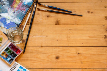 The artist's tools on a wooden table.