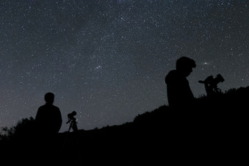 personas haciendo fotos a cielo estrellado