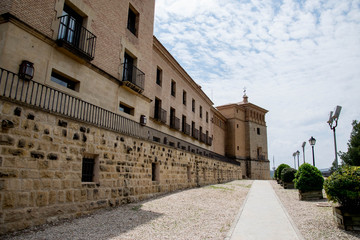 Alcañiz,  town and municipality of Teruel province in the autonomous community of Aragon, Spain