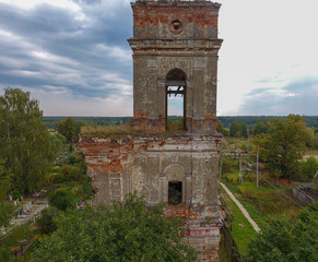 Fototapeta na wymiar old ruins of the church in the cemetery