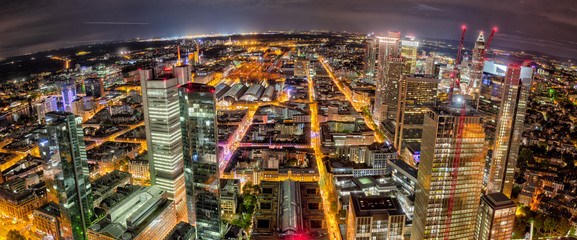 Die Frankfurter Innenstadt mit Bahnhofs- und Bankenviertel bei Nacht und künstlicher Beleuchtung
