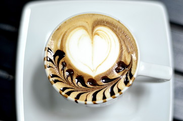 café con chocolate en plato blanco