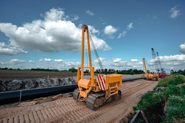 Gleichgeschaltete Kräne beim Verlegen von Stahlrohren einer Gaspipeline