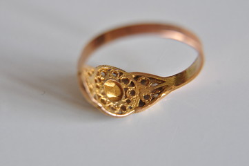 macro avec intérieur d'une bague en or