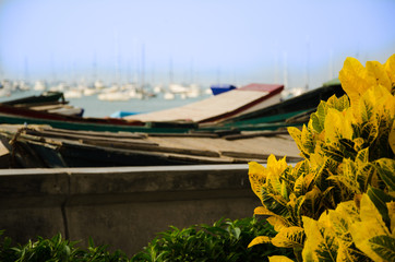 fondo de mar con yates y lancha