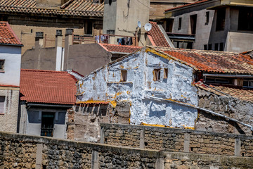 Alca&ntilde;iz,  town and municipality of Teruel province in the autonomous community of Aragon, Spain